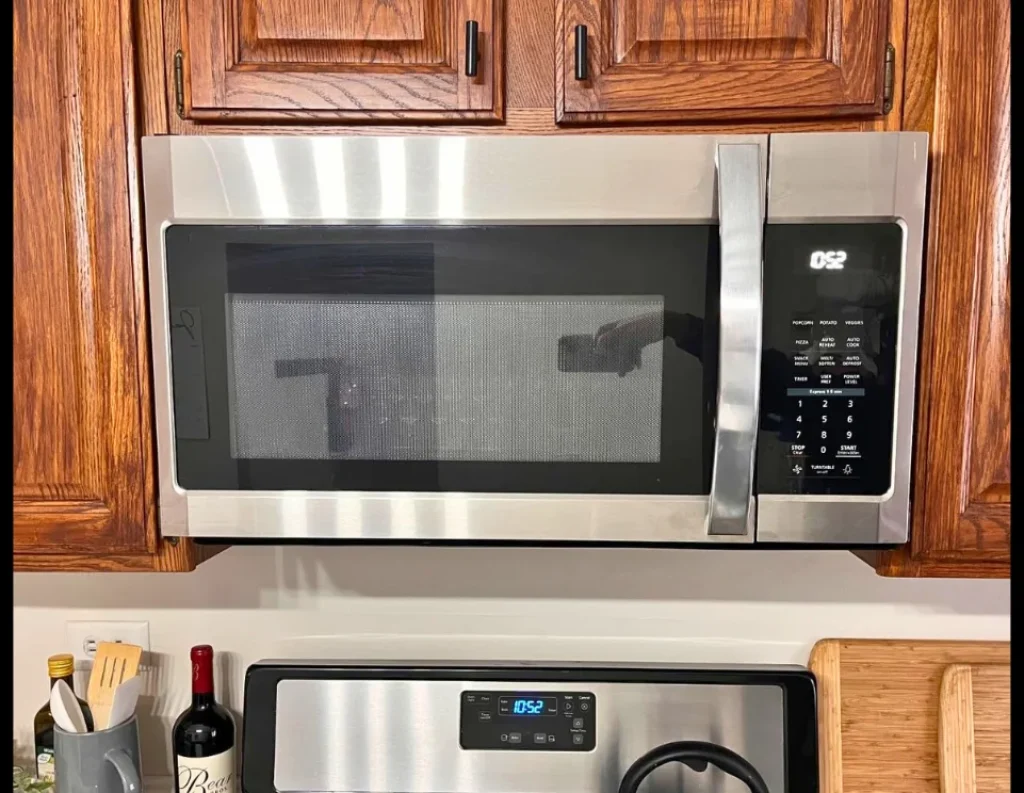 BLACK+DECKER EM044KB19 Over-The-Range Microwave Oven