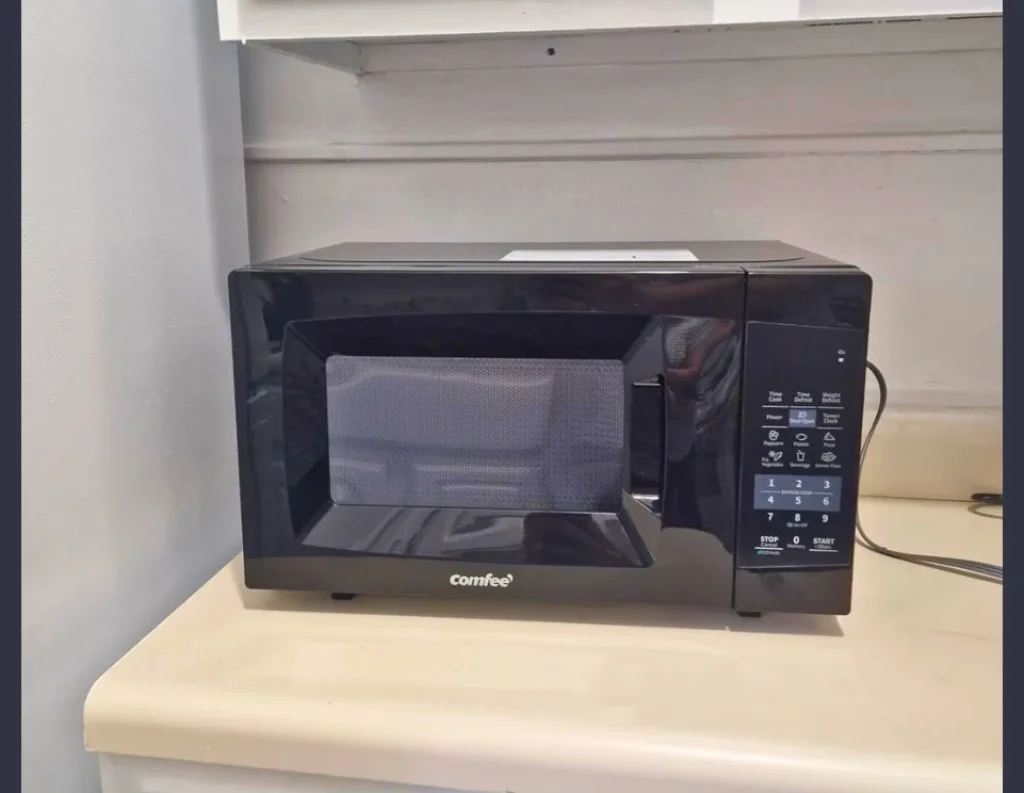 COMFEE EM720CPL-PMB Countertop Microwave Oven